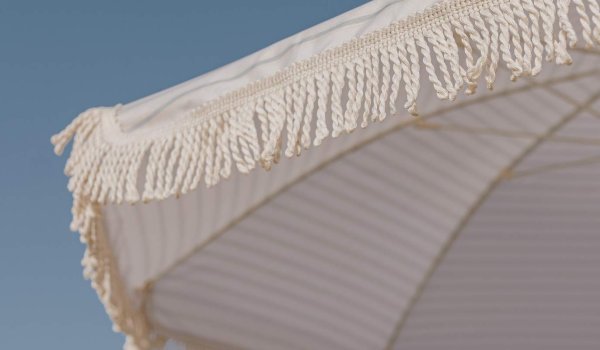 Plaj Şemsiyelerinde Bohem ve Sazlık Tasarımların Yükselişi