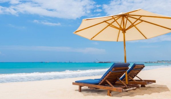 Uçuşan Etekleriyle Sahilleri Kucaklayan Plaj Şemsiyeleri