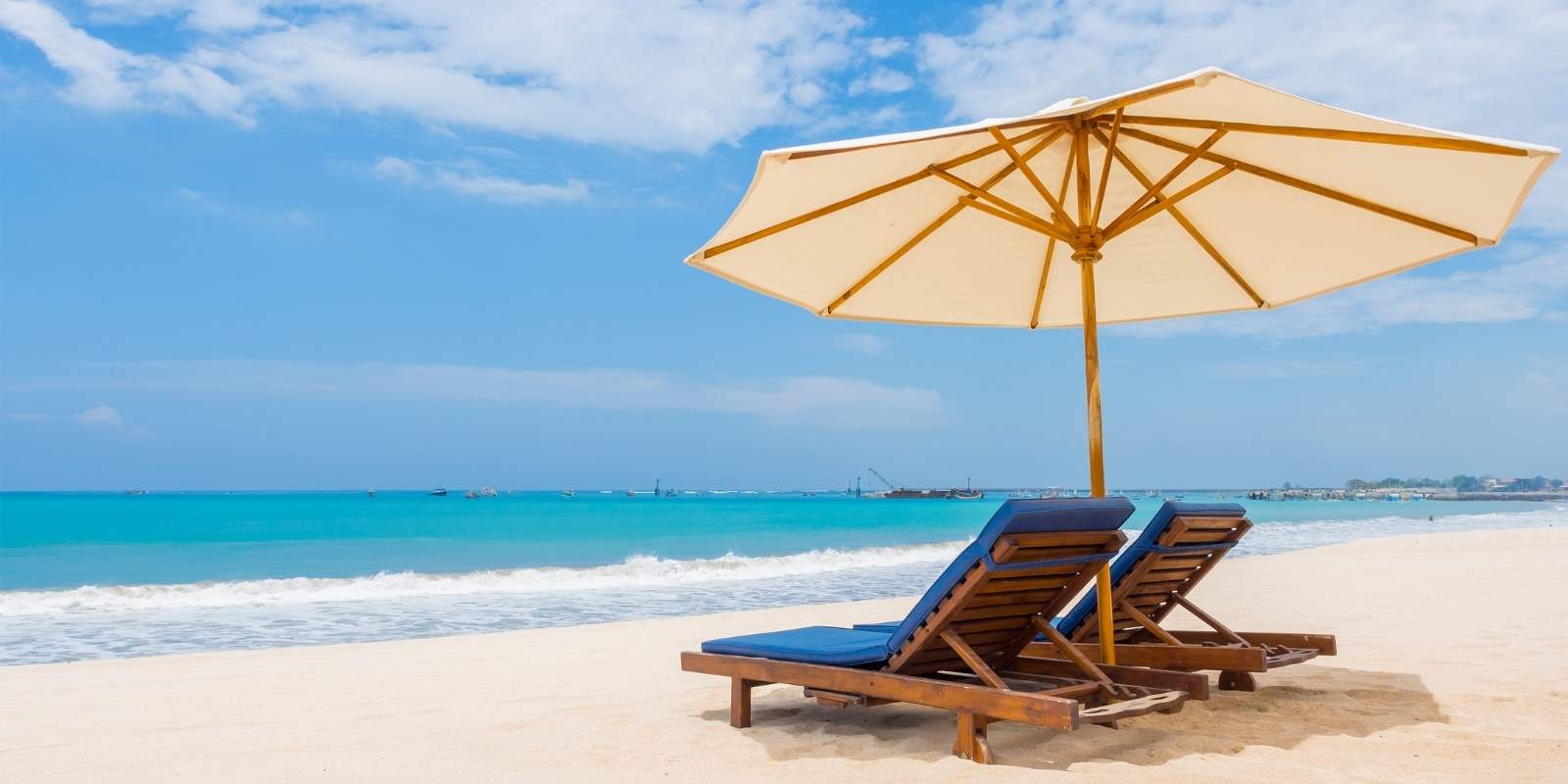 Uçuşan Etekleriyle Sahilleri Kucaklayan Plaj Şemsiyeleri